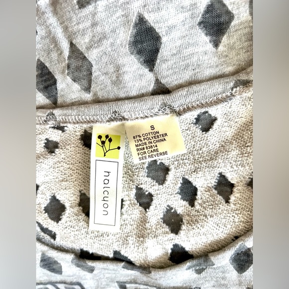 Halcyon Grey Long Sleeve Crop Top with a Tribal Print. Size Small - Picture 5 of 7